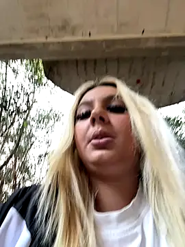 hotamanda01 online show from November 30, 2025, 1:01 pm