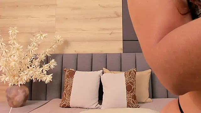 KiimCollins online show from November 26, 2025, 5:13 pm