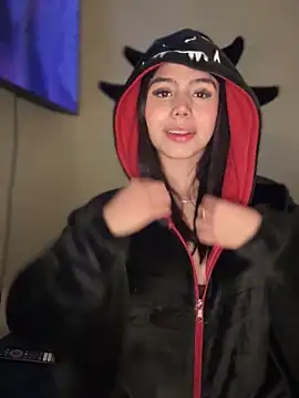 Laura-Khalifa online show from November 29, 2025, 6:57 am