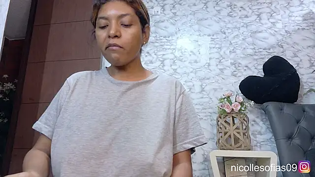 nicollesofia2 online show from June 9, 2026, 5:25 pm