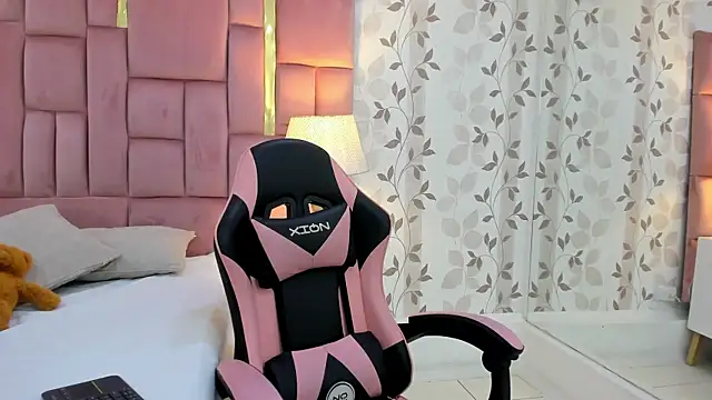 ArianaFranco online show from October 11, 2025, 1:01 pm