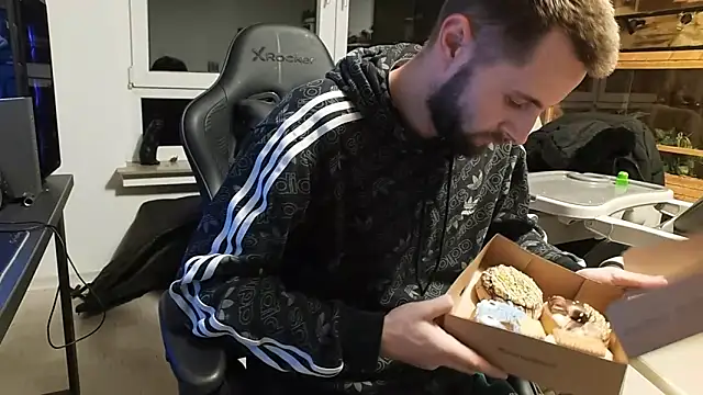 ademandjulia online show from March 16, 2026, 11:07 pm