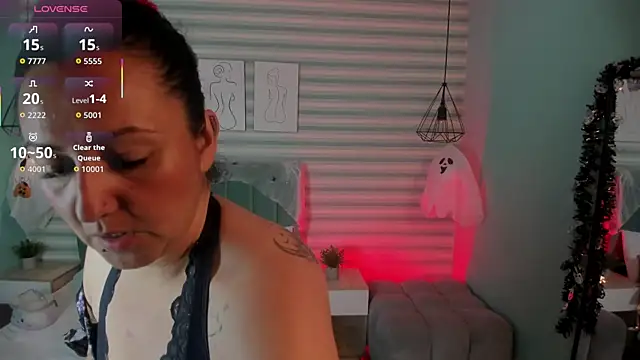 abby apple online show from October 31, 2025, 1:52 pm