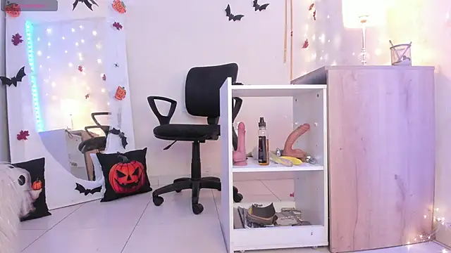 Emylyjonhs online show from October 24, 2025, 7:57 pm