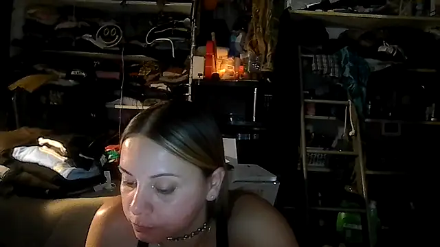 Snapshot of ShysluutGia chatting on February 17, 2026, 3:04 am ShysluutGia online show from February 17, 2026, 3:04 am