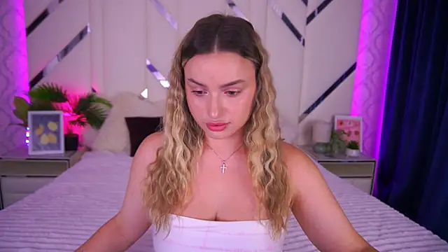 LindsieGreyy online show from September 22, 2025, 6:30 am