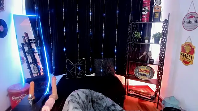 anuvyz miller  online show from November 4, 2025, 12:53 pm