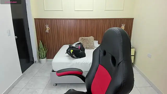 MELINAMARTINS online show from November 25, 2025, 7:03 pm