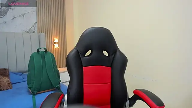 MELINAMARTINS online show from January 13, 2026, 8:35 pm