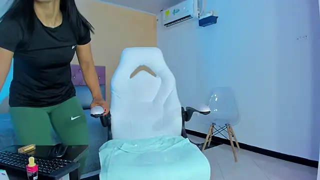 Snapshot of cristal_crossfitx chatting on September 29, 2025, 10:33 am cristal crossfitx online show from September 29, 2025, 10:33 am