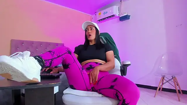 Snapshot of cristal_crossfitx chatting on October 12, 2025, 11:22 am cristal crossfitx online show from October 12, 2025, 11:22 am