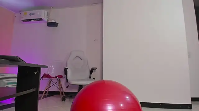 Snapshot of cristal_crossfitx chatting on September 24, 2025, 10:44 am cristal crossfitx online show from September 24, 2025, 10:44 am