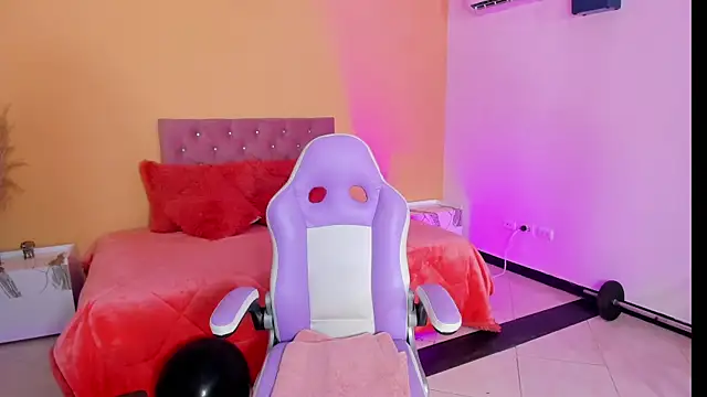 Snapshot of cristal_crossfitx chatting on November 8, 2025, 10:30 am cristal crossfitx online show from November 8, 2025, 10:30 am