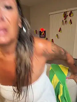 bossyroxy84 online show from June 28, 2026, 3:13 am