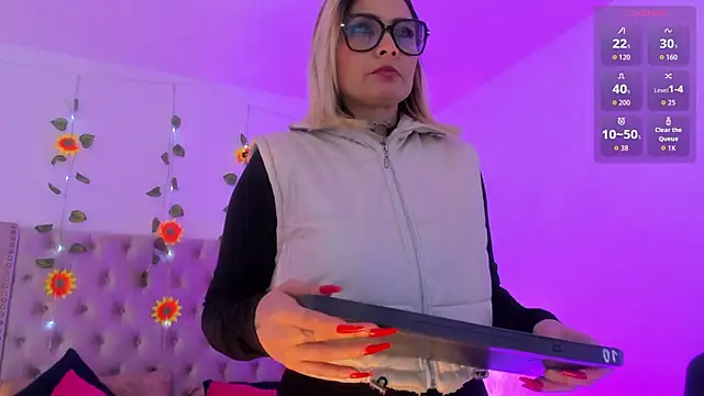 CandieGilson   online show from October 8, 2025, 11:34 am