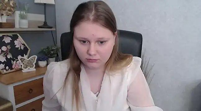 JULIE xKISS online show from February 17, 2025, 1:11 pm