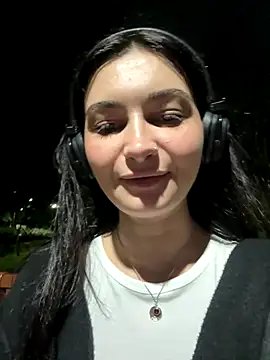 lunalovelee online show from September 24, 2025, 2:34 pm