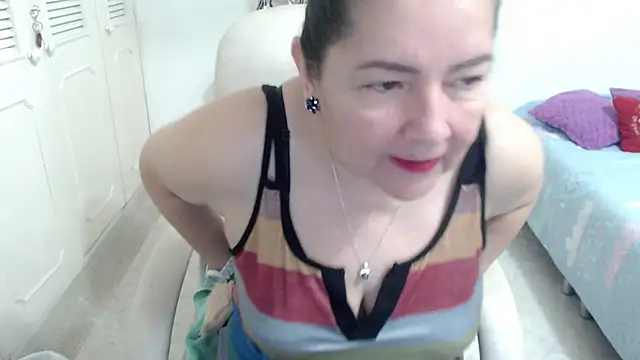 leonela 69 online show from April 15, 2026, 1:11 am