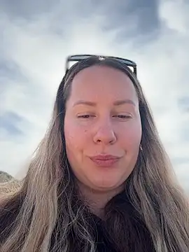 Snapshot of Mona_Plus chatting on March 18, 2026, 9:34 am Mona Plus online show from March 18, 2026, 9:34 am