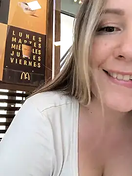 Snapshot of Mona_Plus chatting on February 17, 2026, 11:07 am Mona Plus online show from February 17, 2026, 11:07 am