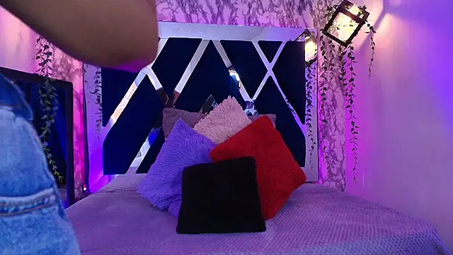 charlotte bluee online show from February 4, 2026, 6:47 pm