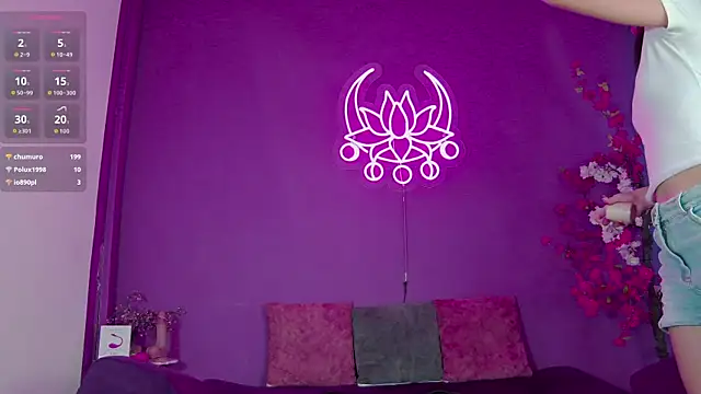 Arii moon online show from October 2, 2025, 7:50 pm