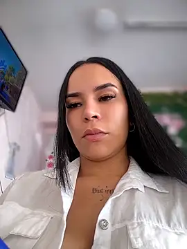 Naatalia online show from May 5, 2026, 8:34 pm