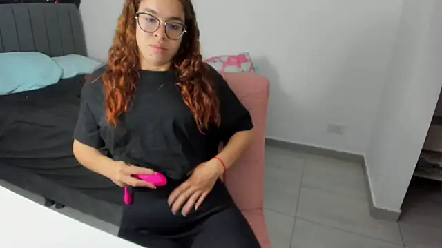 Greciaruiz  online show from October 5, 2025, 10:22 pm