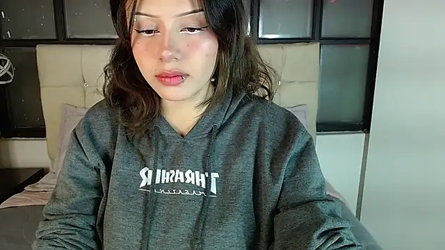 fyreandfox  online show from September 23, 2025, 8:05 pm