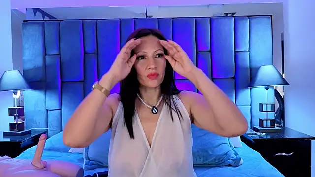 Aisha Nowak online show from November 25, 2025, 9:48 pm