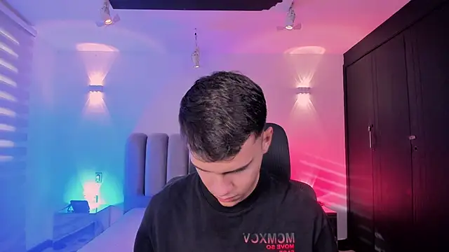 JacobRoberts1 online show from October 31, 2025, 9:32 pm