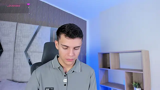 JacobRoberts1 online show from December 17, 2025, 7:41 pm