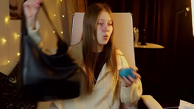 EveMundie online show from December 17, 2025, 7:46 am