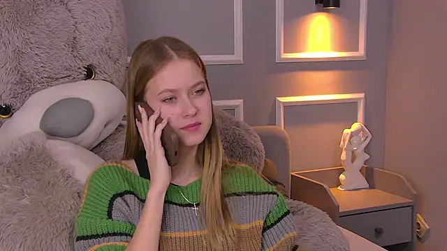 EveMundie online show from March 3, 2025, 7:07 pm