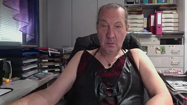 HMStraps01 online show from November 28, 2025, 10:37 am