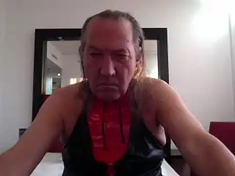 HMStraps01 online show from September 26, 2025, 4:36 pm