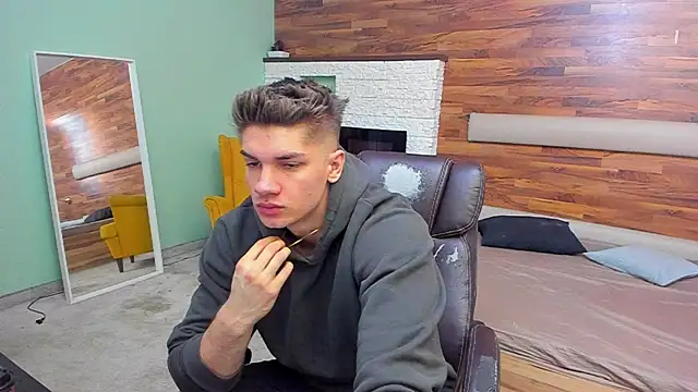 MaxKaiden online show from March 9, 2026, 5:22 am