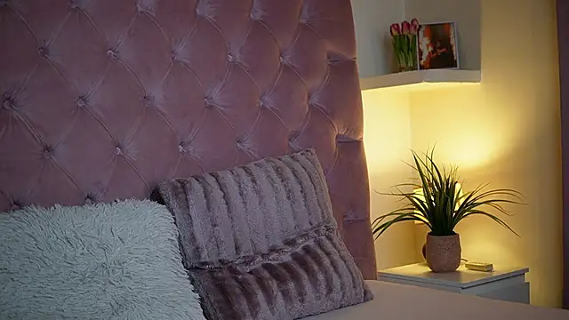 MaiaMini online show from September 12, 2025, 8:52 pm