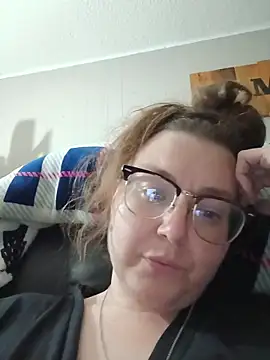 HTXBELLE online show from November 4, 2025, 4:38 am