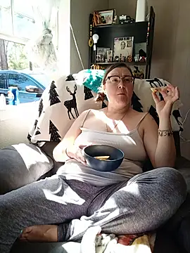 HTXBELLE online show from October 31, 2025, 7:32 pm