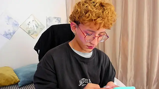 iiangel  online show from February 3, 2026, 4:43 am