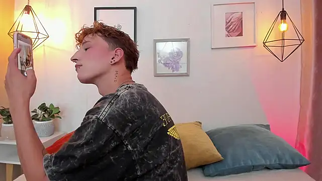 iiangel  online show from September 24, 2025, 10:05 pm