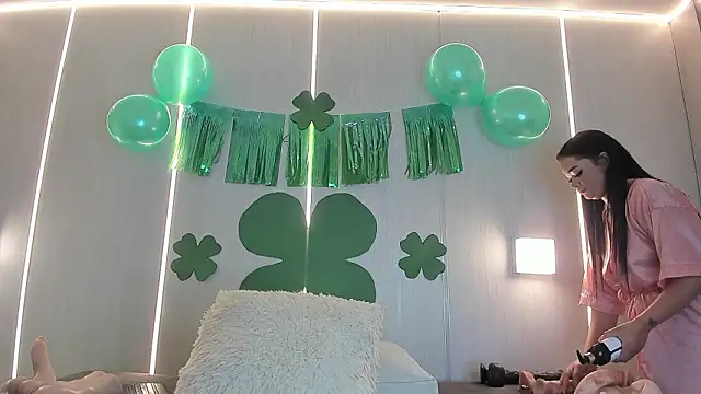 sasha riverss online show from March 17, 2026, 7:39 pm