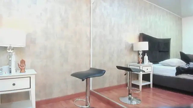 NahomyCarther online show from November 19, 2025, 3:28 am