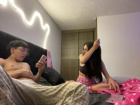 DesireLuxe online show from October 2, 2025, 6:39 am