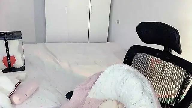 Snapshot of Annnnqi-77 chatting on October 23, 2025, 8:13 am Annnnqi-77 online show from October 23, 2025, 8:13 am