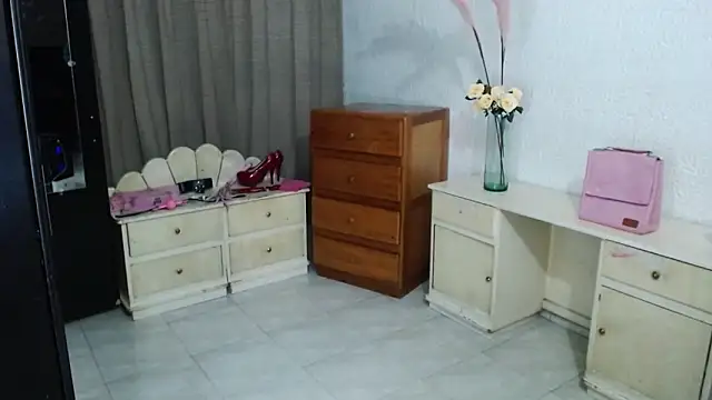 EngelCristaly online show from October 3, 2025, 7:21 am