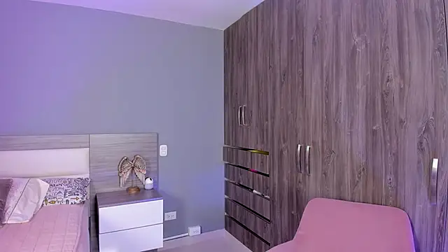 Ashly hills online show from October 17, 2025, 3:43 am