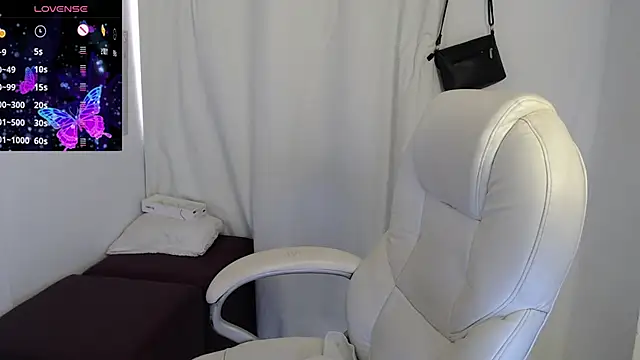 Mature 2025 online show from September 23, 2025, 6:37 pm