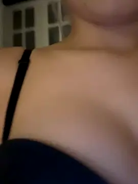 laraaaaaa online show from December 4, 2025, 5:56 pm